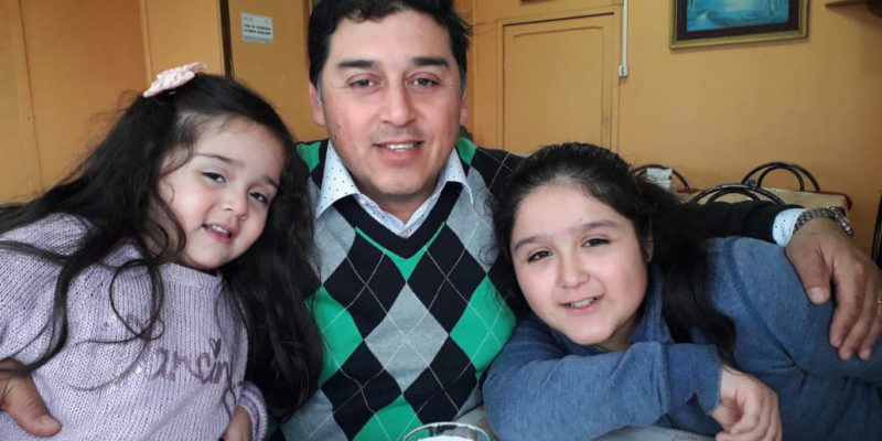 Familia de Paloma Hernández En la imagen, el marido y las hijas de Paloma Hernández, quien fue diagnosticada hace 13 años con VKH, condición rara que provoca pérdida de visión. (Foto proporcionada por Paloma Hernández).